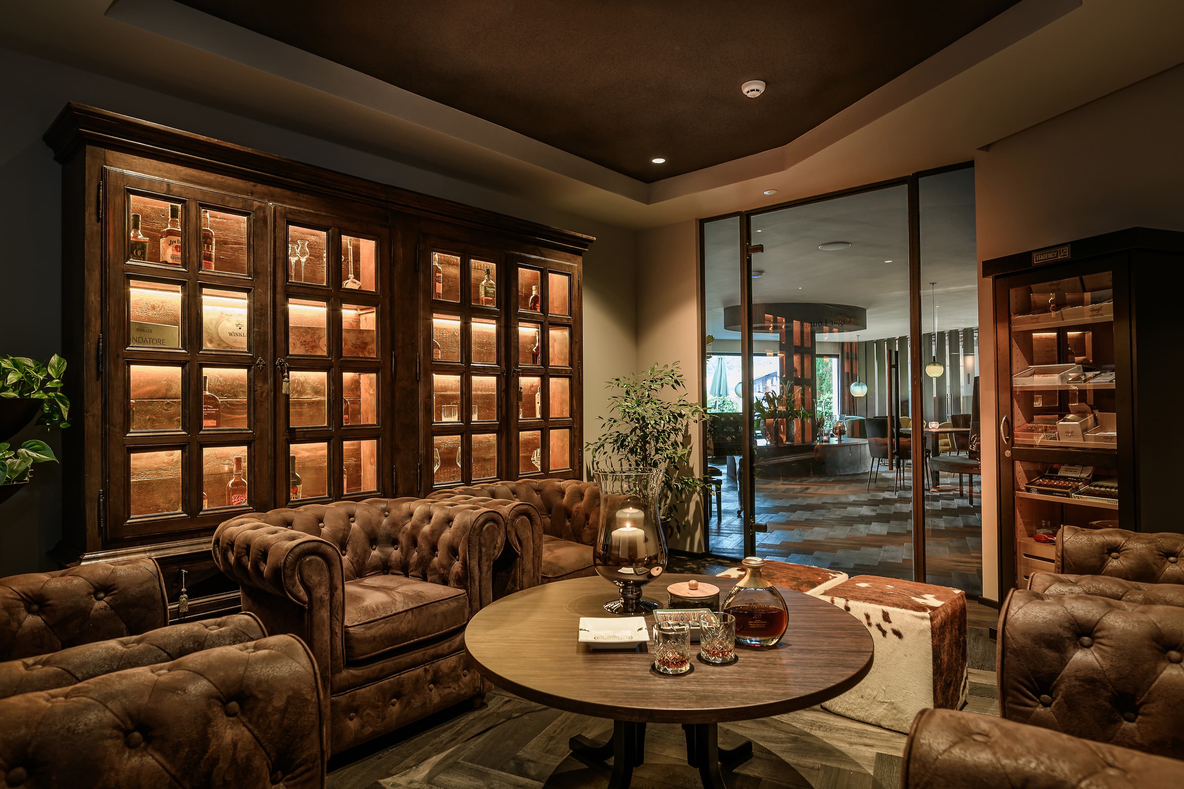 Cigar and whiskey lounge with leather chesterfield sofas - Hotel Tirolensis